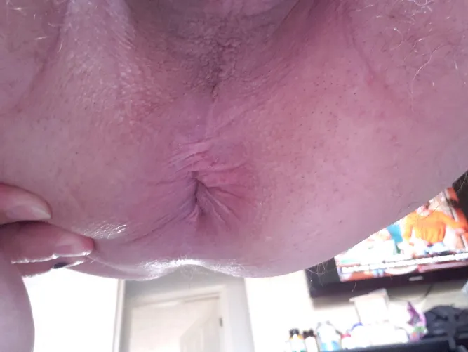 I love showing my hole!