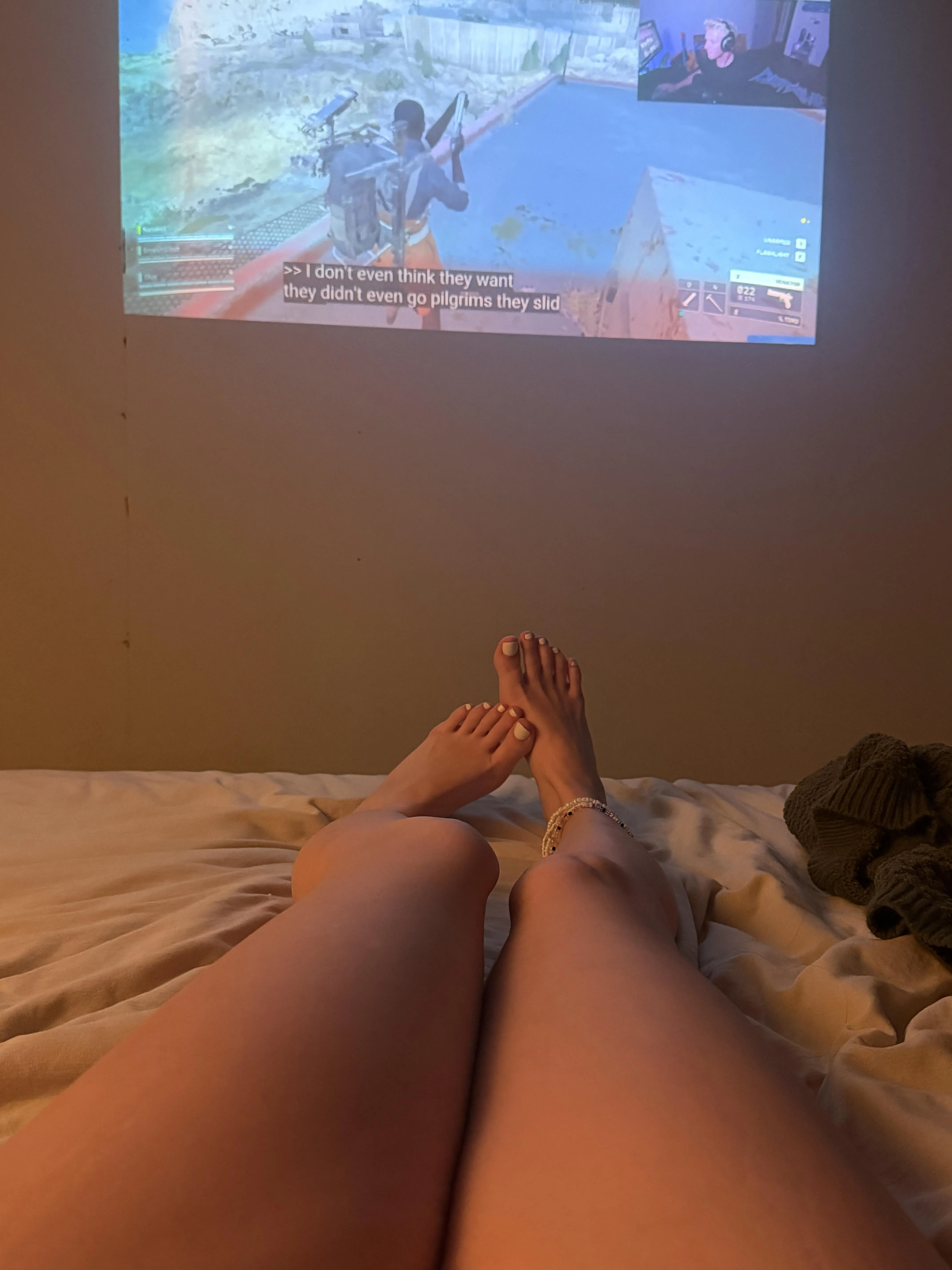 Hello! Gamer girl here :) watching some tfue and peanut 🥜