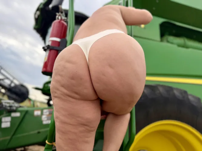Enjoy some dimples on this farm girl’s ass!