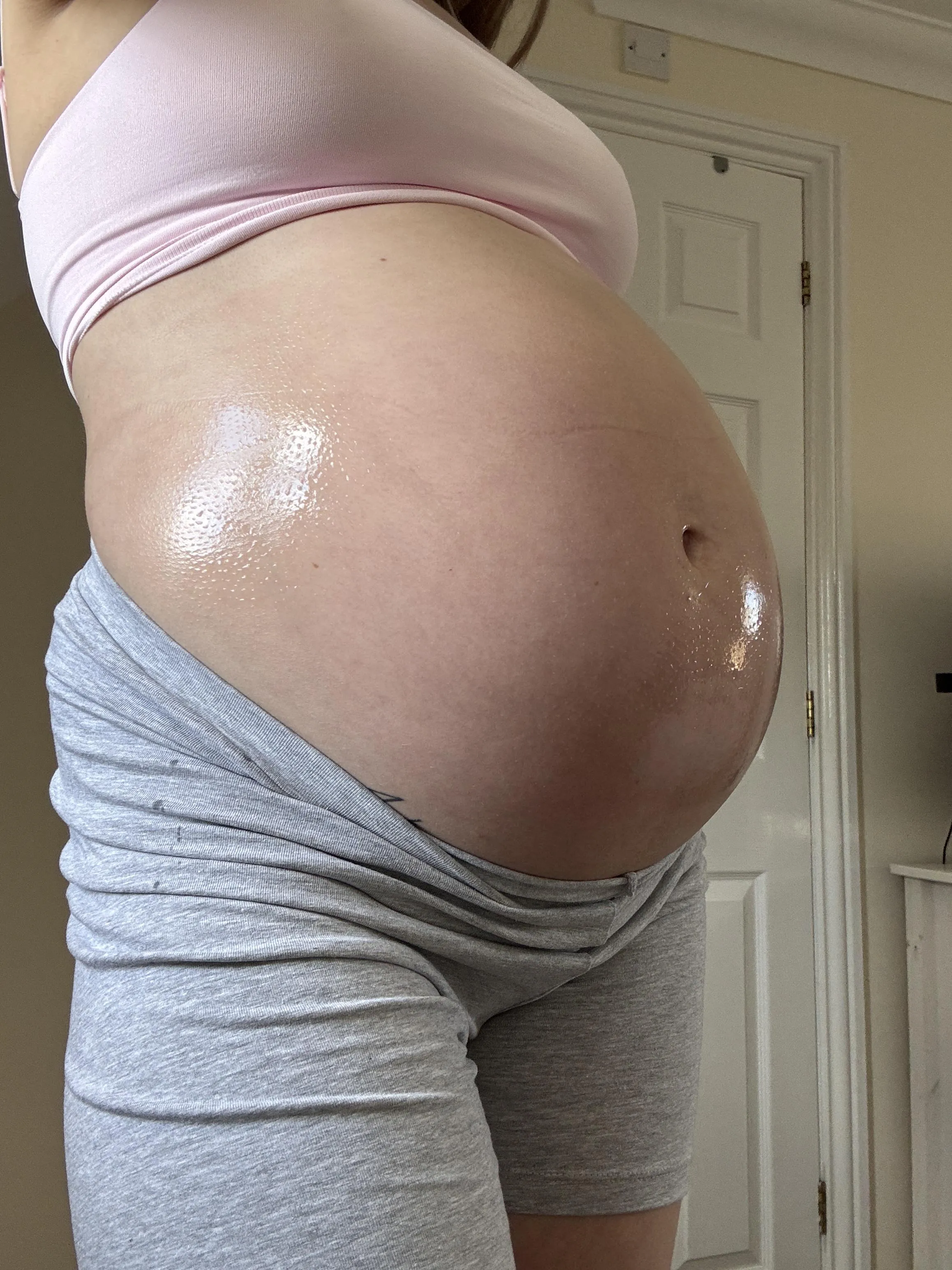 My pregnant belly is looking so oily