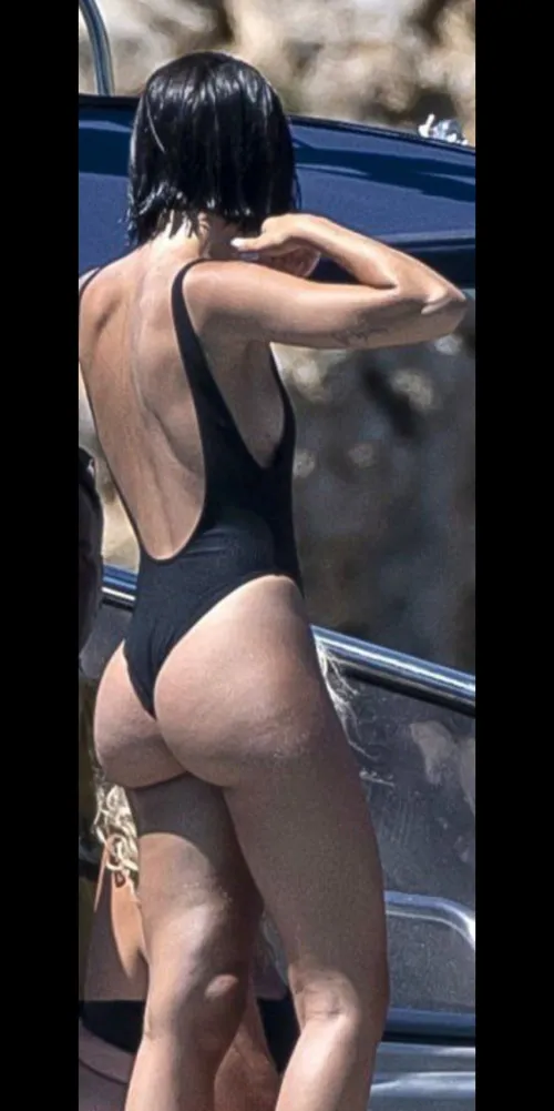 Ese culo debe estar apretado.