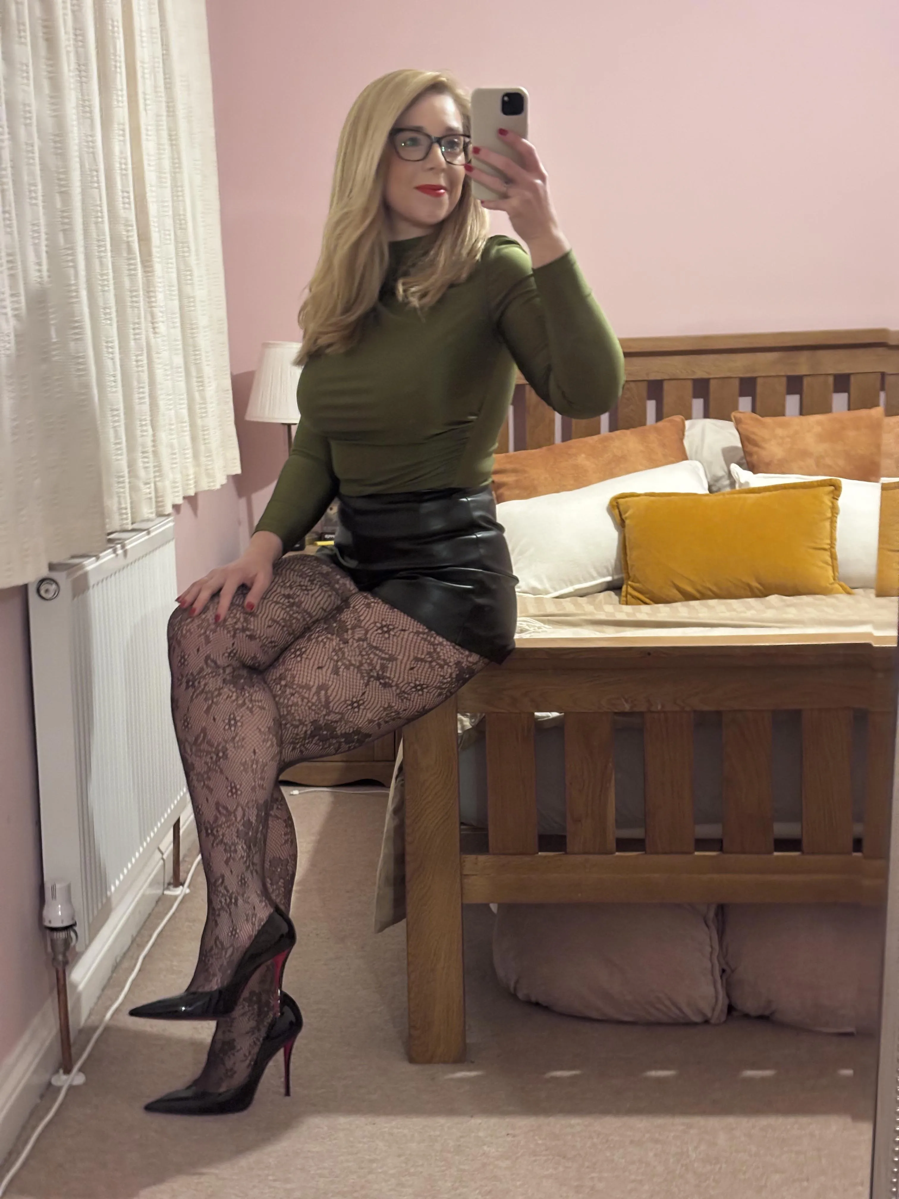 40F heels pantyhose skirt and a warm sweater