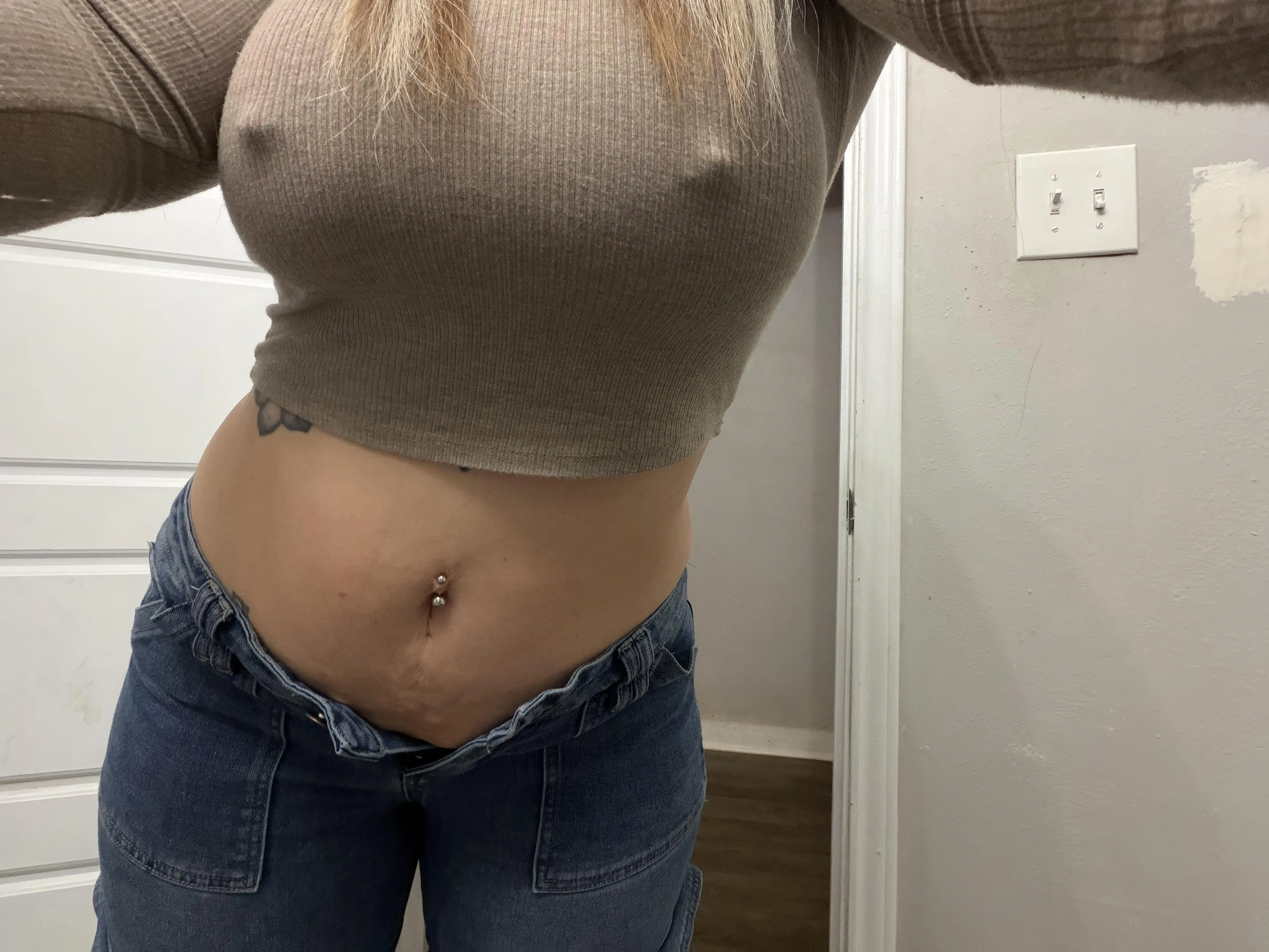 Long sleeve crop tops aren’t logical to me, but sure are cute when your busty like me😍😜