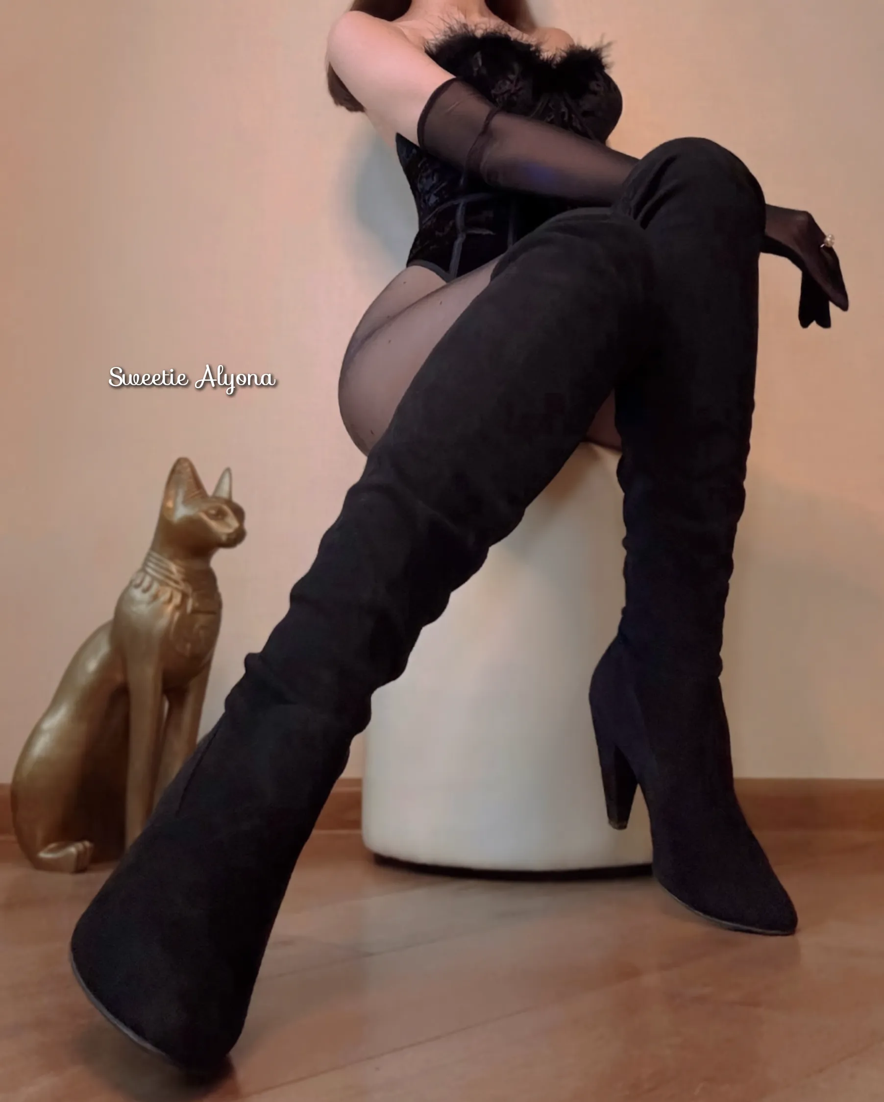 Your Goddess in sexy boots