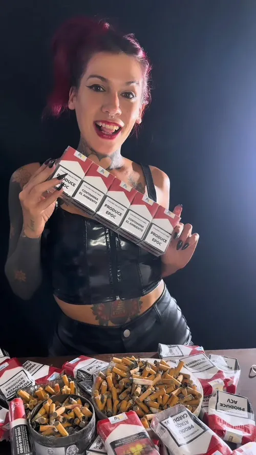 Happiness is seeing the contrast: the impeccable shine of a freshly opened carton versus the absolute filth of my overflowing ashtrays. 🖤