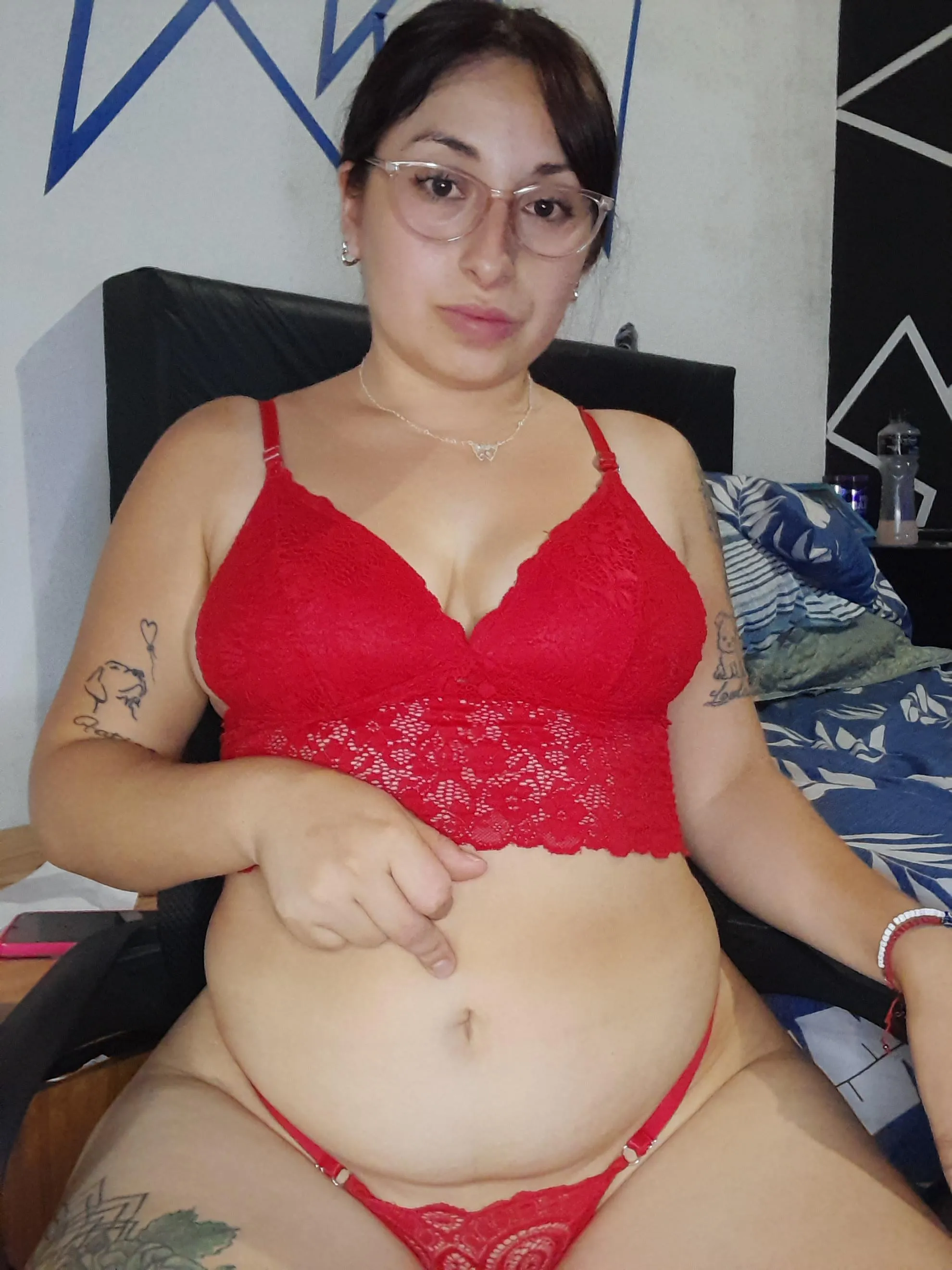 NICE POSE TO MAKE YOU CUM