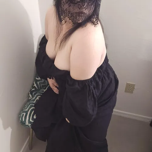 I offer sexting and customs, come say hi to your goth goddess💋