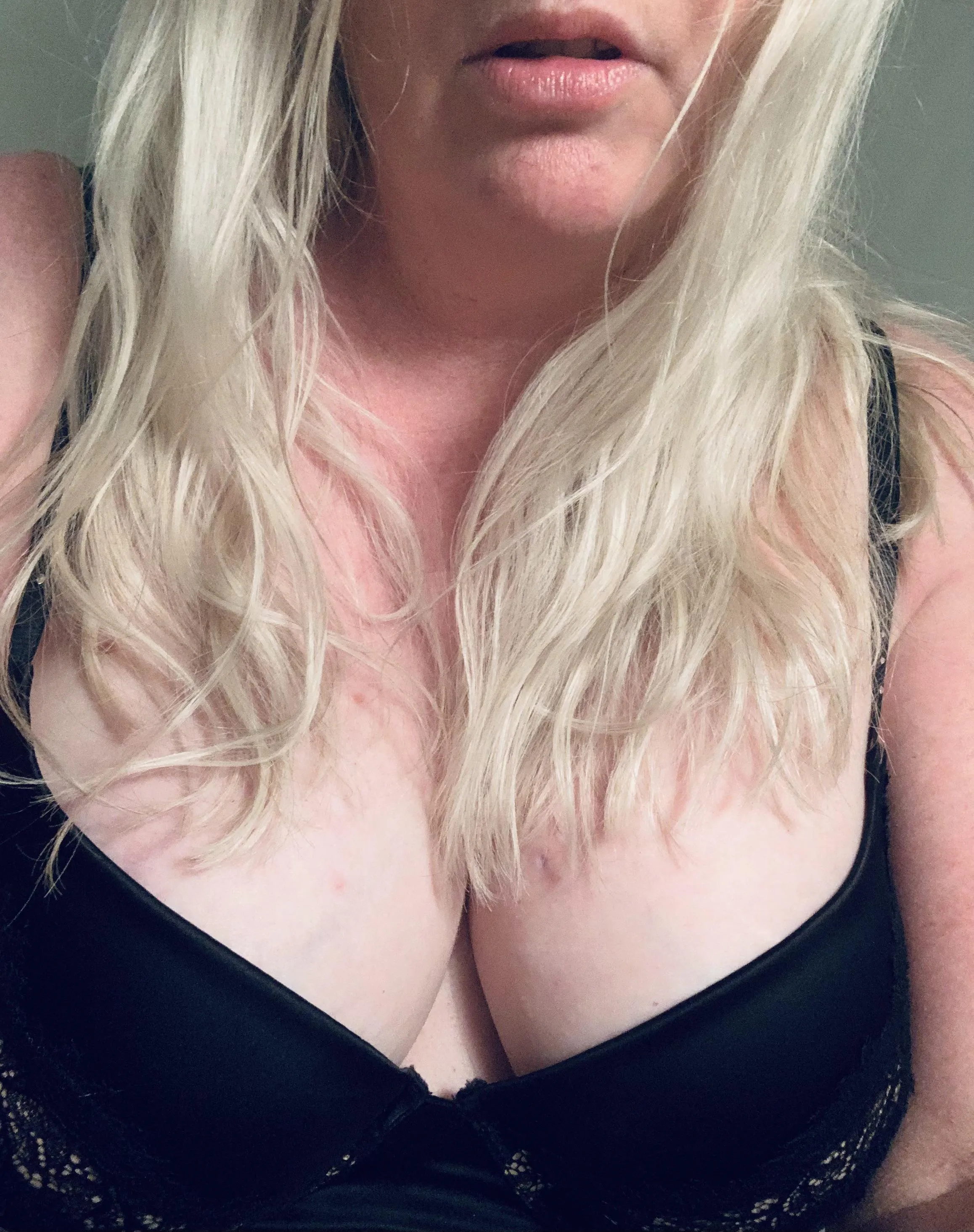 Sweet but not innocent [NeighborhoodMILF]