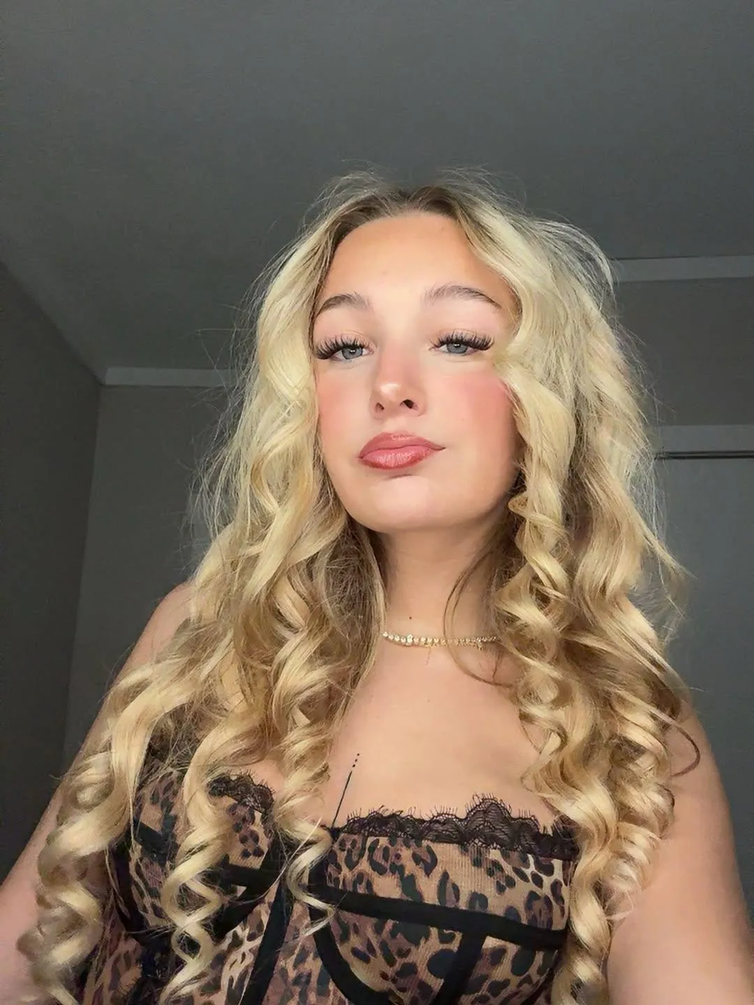 Curly hair may have offered evolutionary advantages
Studies suggest curly hair could have aided heat regulation and brain protection in early humans by trapping air and shielding the scalp from UV radiation more effectively than straight hair.