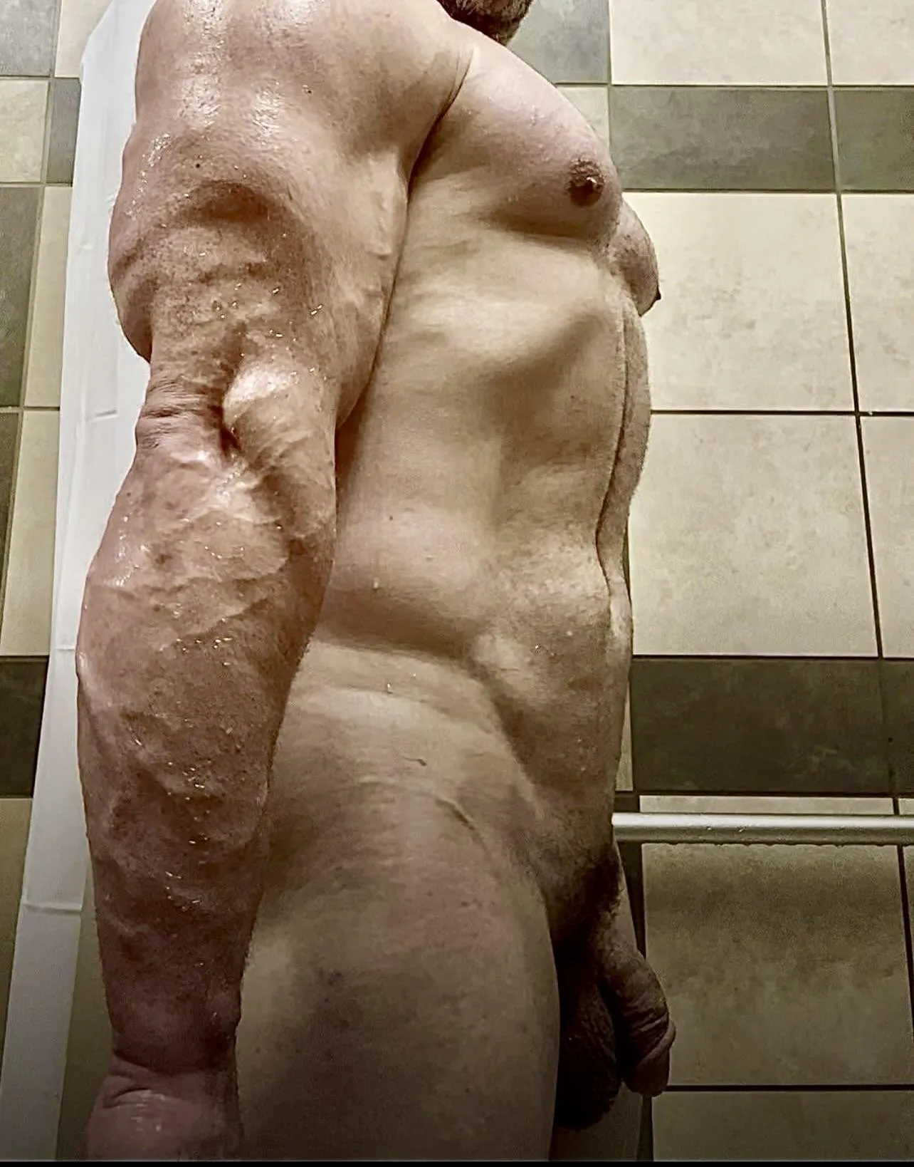 Raise your hand if you like thick married gym guys