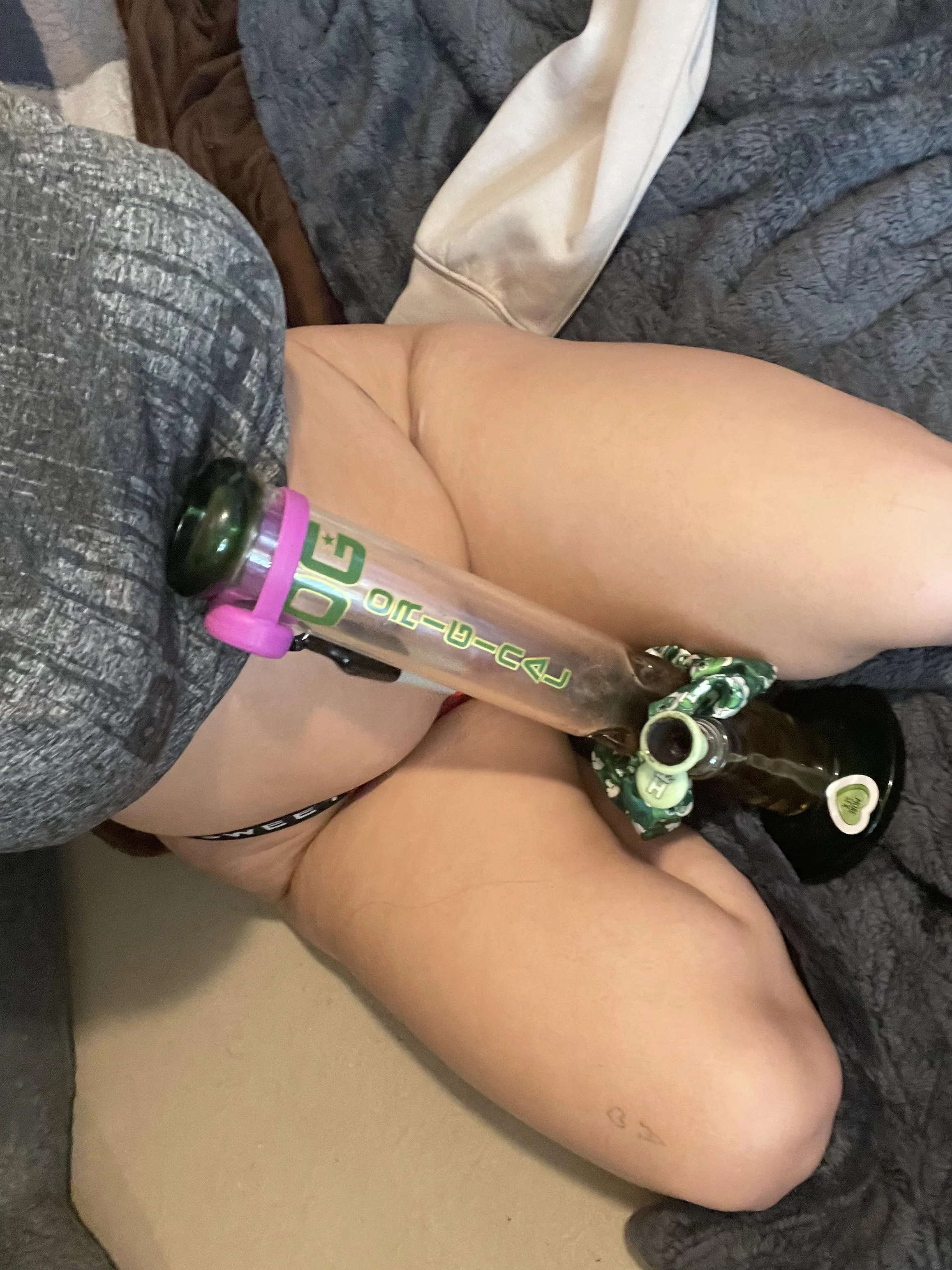 Some hip cleavage and a bowl <3