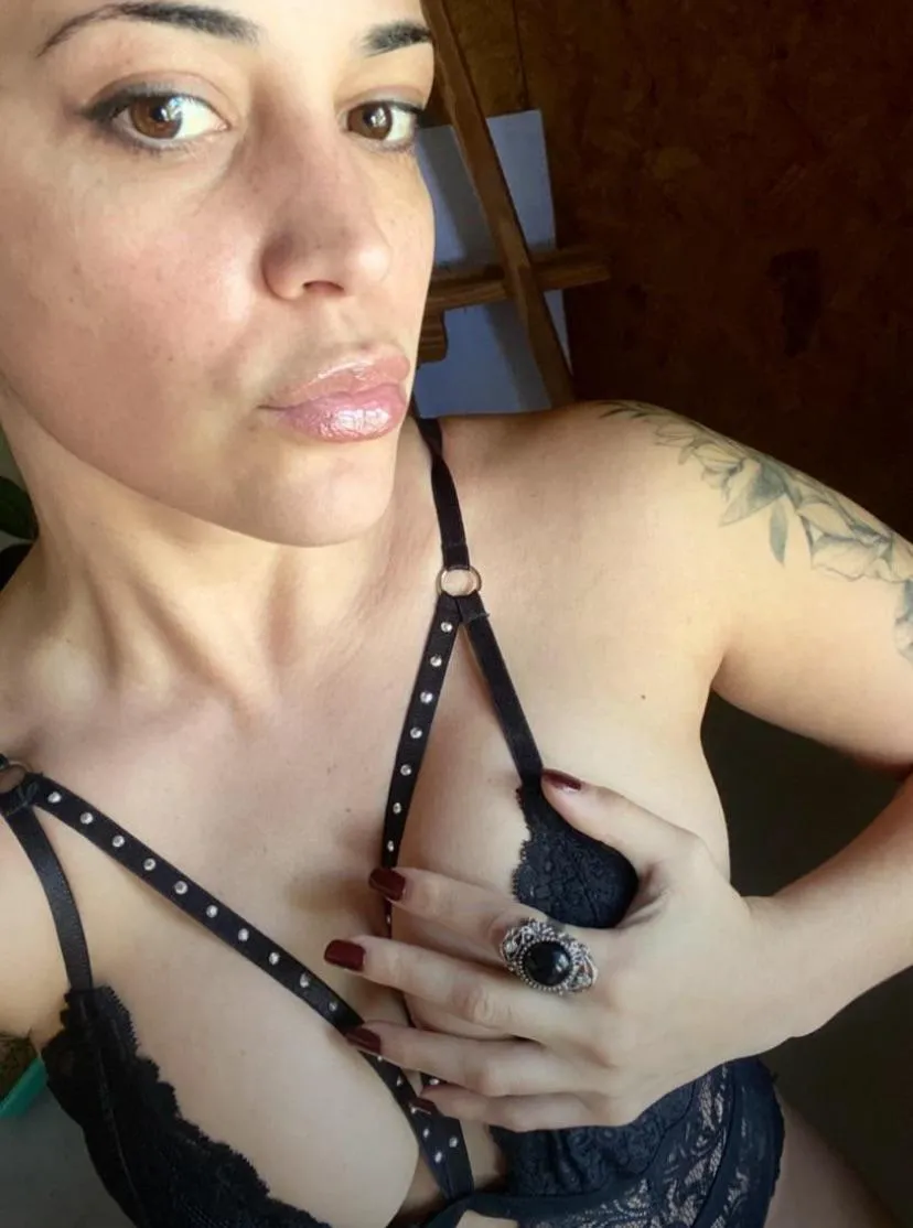 Wanna be on your knees, pet? SPOIL me 🧎‍➡️⛓️🫦