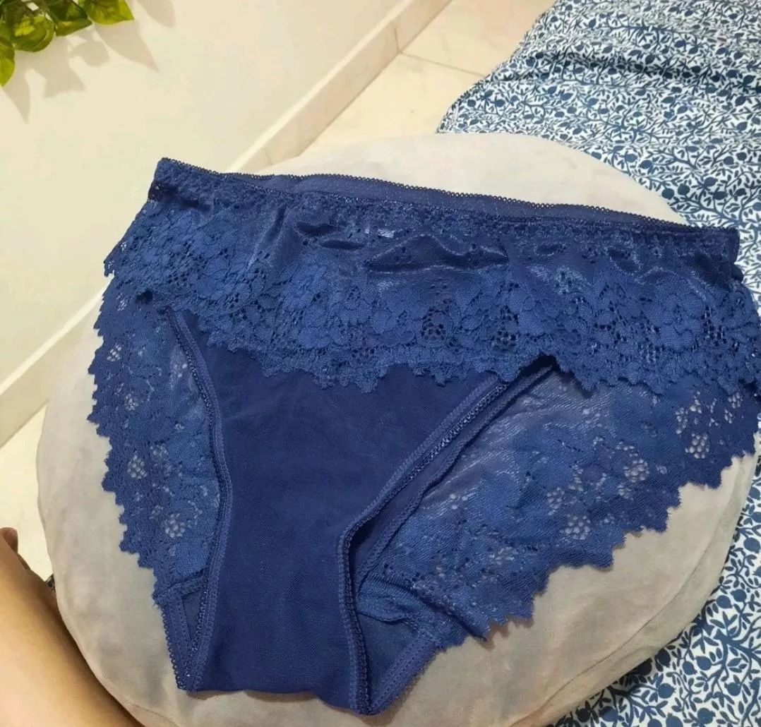 25f fat ass neighbour's blue panties. Are so soft to wank with. Am going to try to steal more of hers.