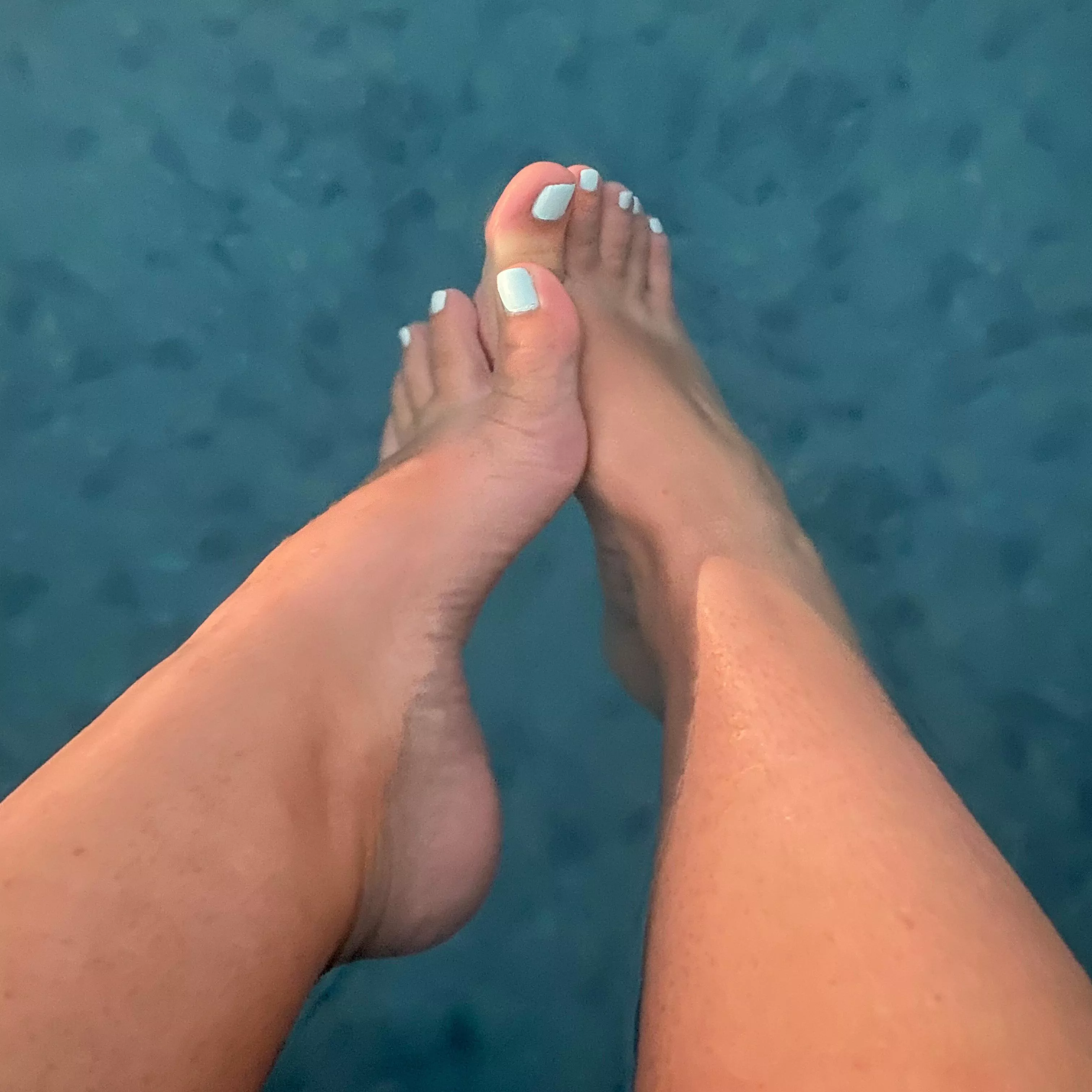 Little morning dip in the pool 😍 what would you do if you saw these soles in the pool 💦🤤