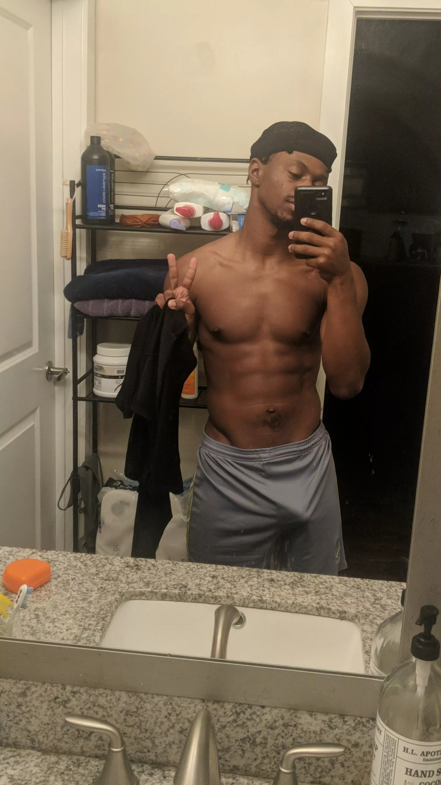 Quick selfie before bed ✌🏾