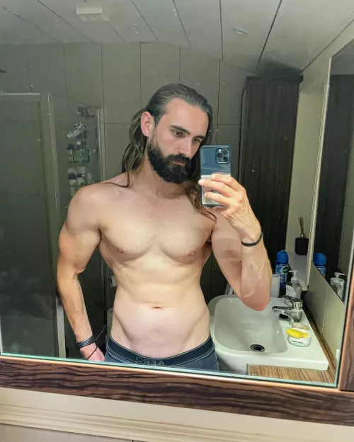 Leaning out 🏃‍♂️💪🦁