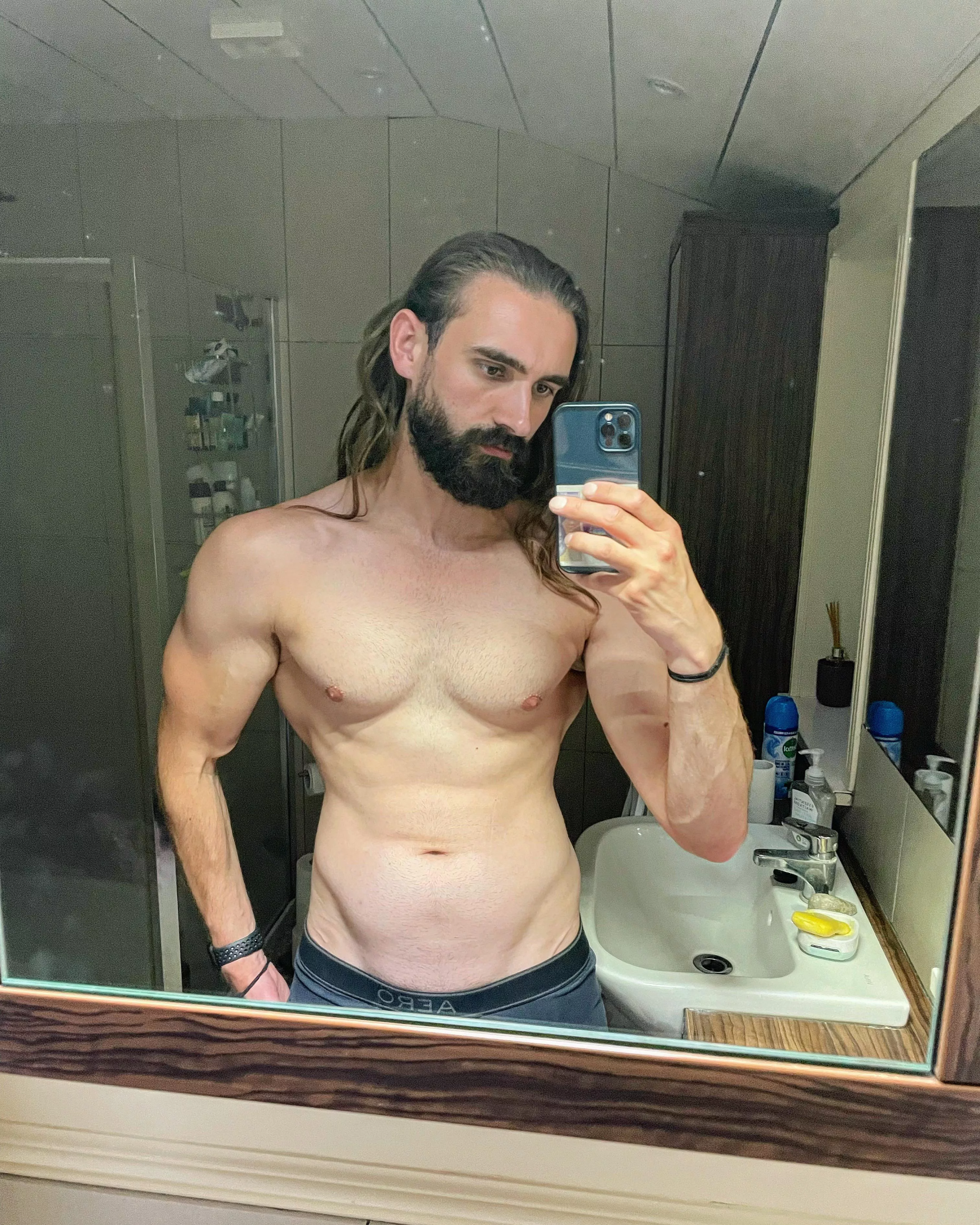 Leaning out 🏃‍♂️💪🦁