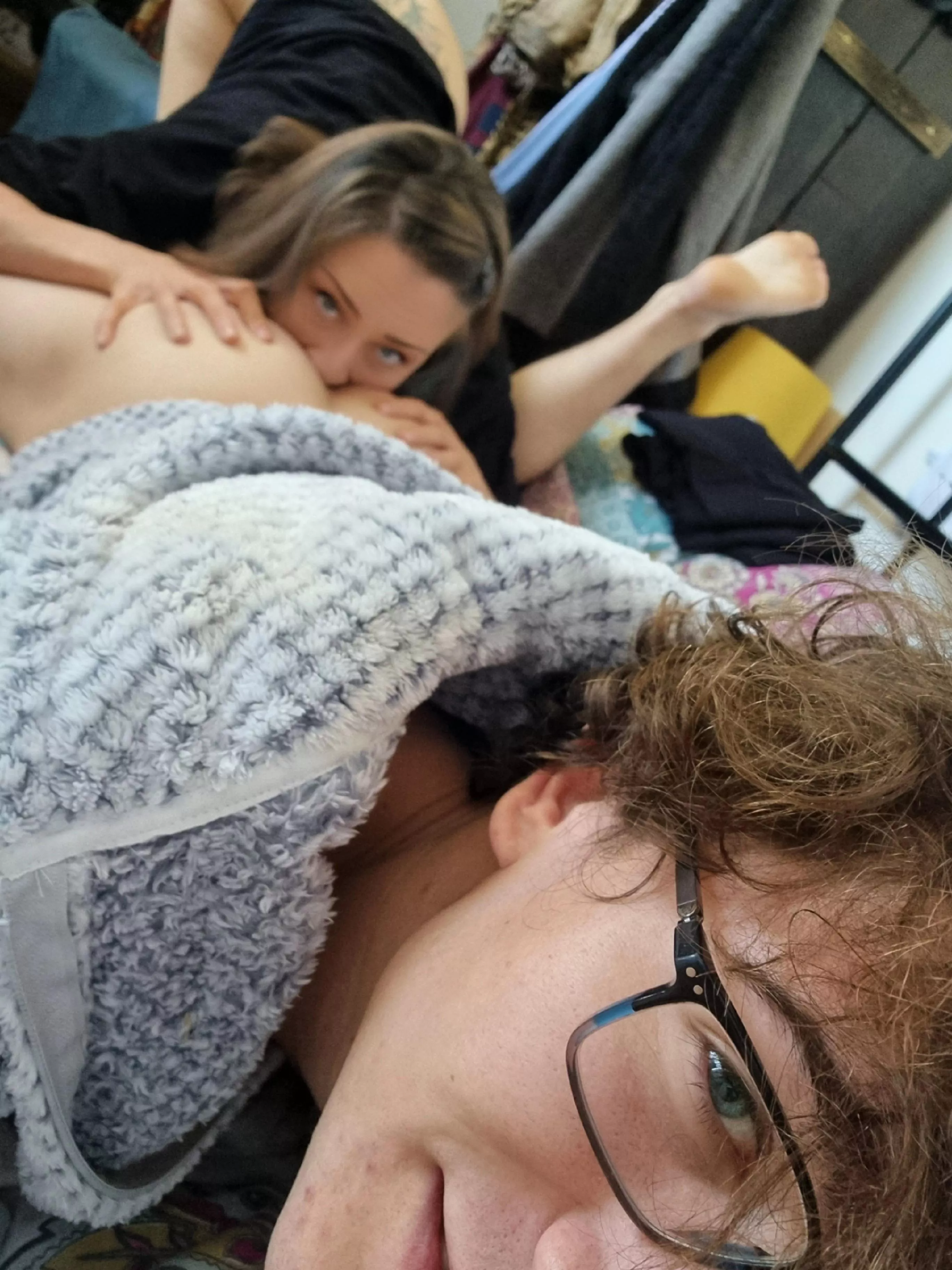 Monching the juicy peach before the fun starts!! 🤤🍑🤤