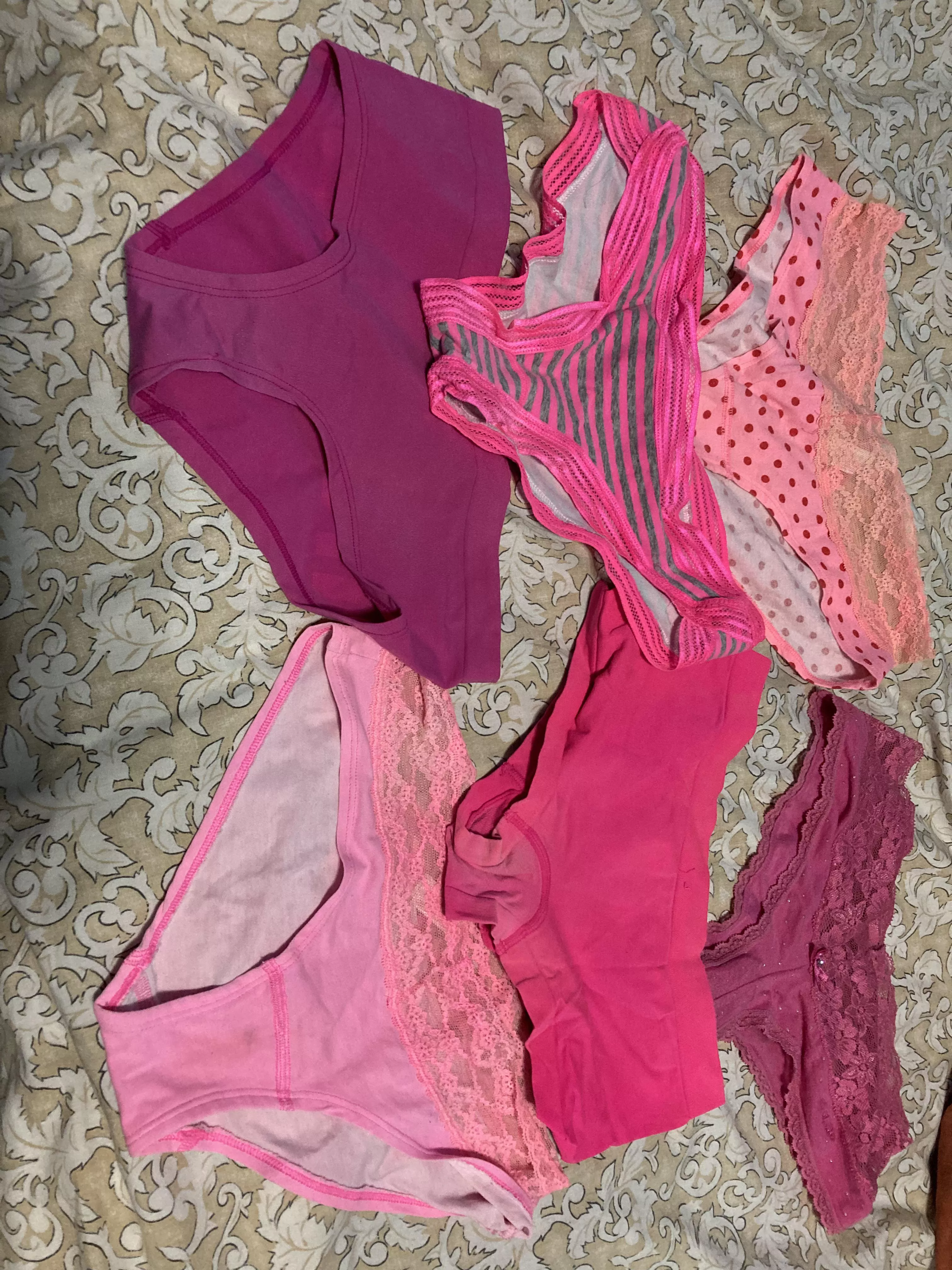 Love pink panties 🤤