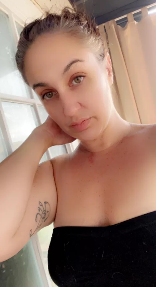 Hi my loves. ❤️ Cum play 🥰 Fat ass 🍑 Big titties 🍈🍈 Seductive eyes. 👀 Thicc in all the right places 💁🏽‍♀️ I want to make you cum hard and long. Link’s in bio and in the comments. Frequent promos and trials. Wanna see the 