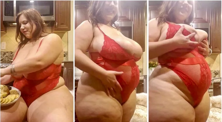 this is hands down one if the hottest outfits she's ever worn. that belly 😍