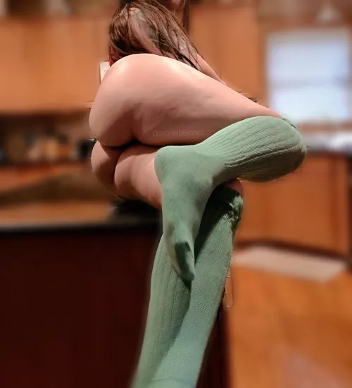 Counter tops are for eating, right? well I'm on the menu 🤭