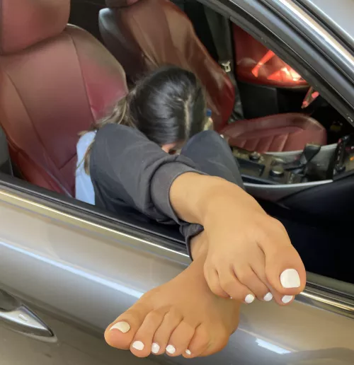 Freshly done pedi 🥰 Hiding my slightly dirty flip flop soles 🫣