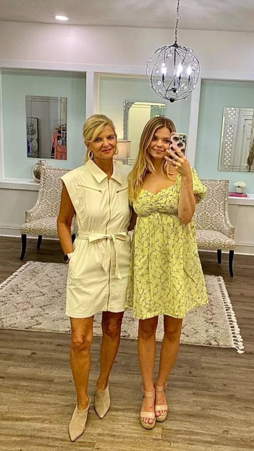 Denise (L) & Scarlett looking gorgeous in yellow