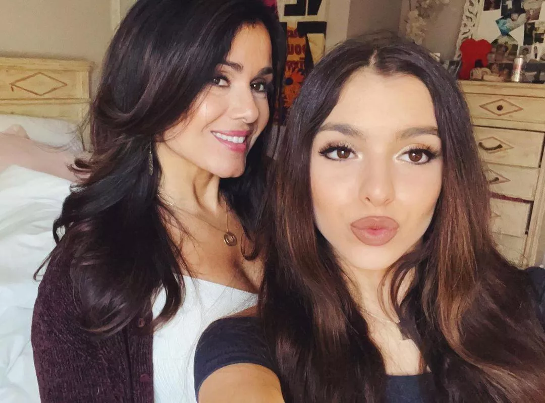 Mommy looks like her daughter's hot older sister