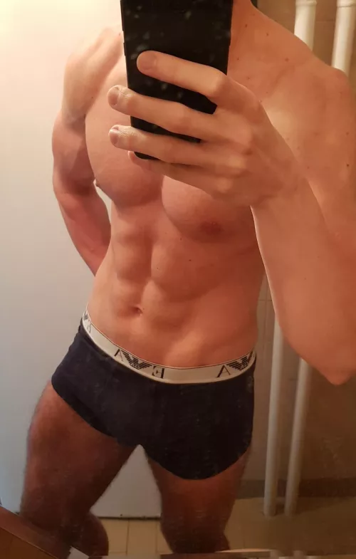 24y.o, 6'8