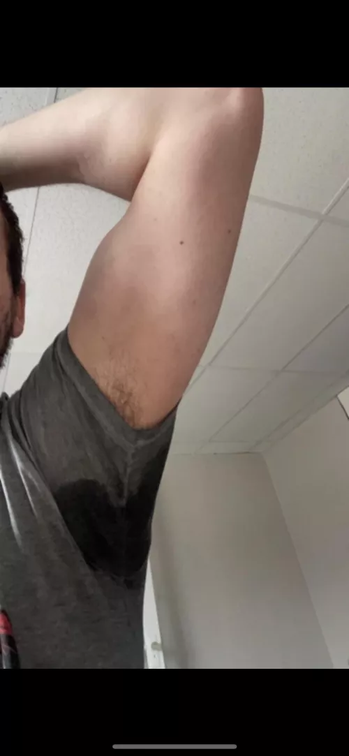 sweatyyyy stinky pits 👀