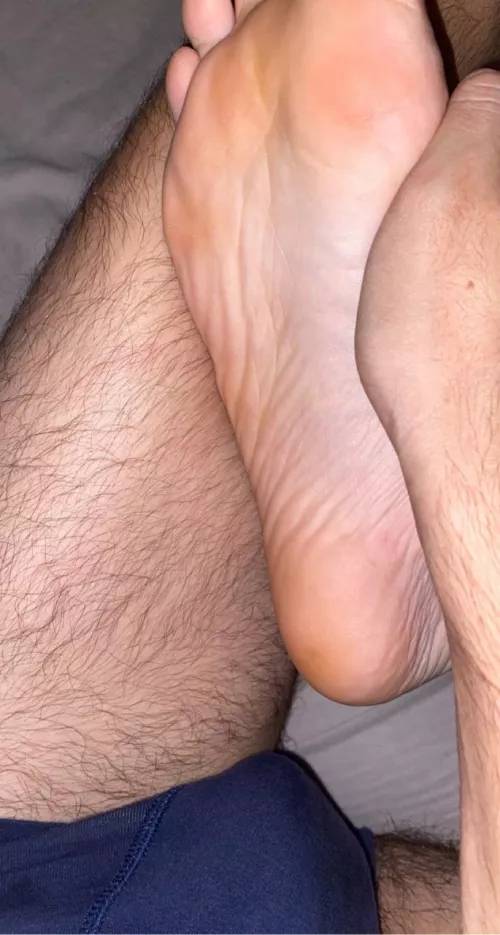 who wants a taste of my 18yo feet? check my bio and lmk! 😉❤️