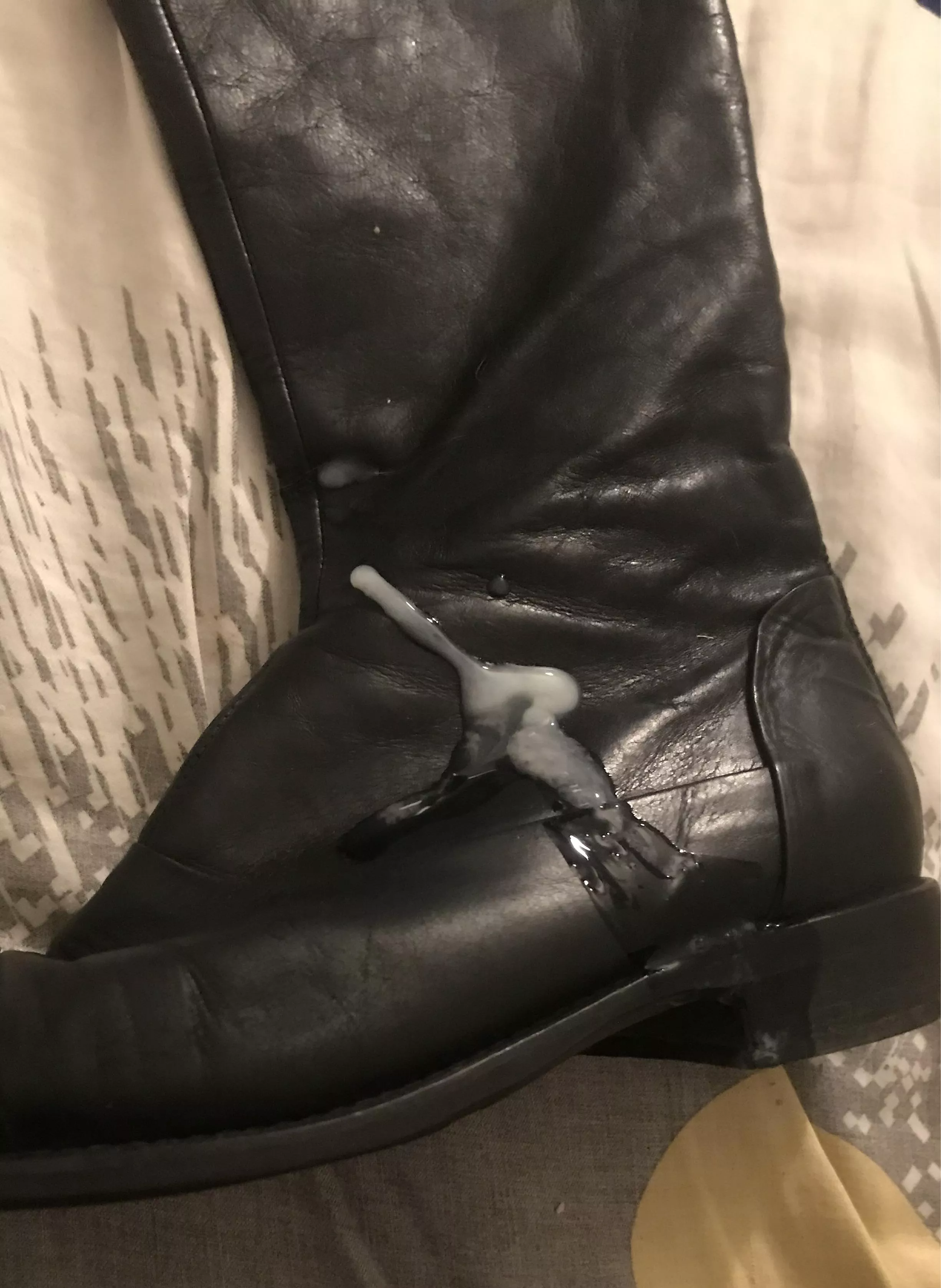 Cum on boots! Cum on boots!