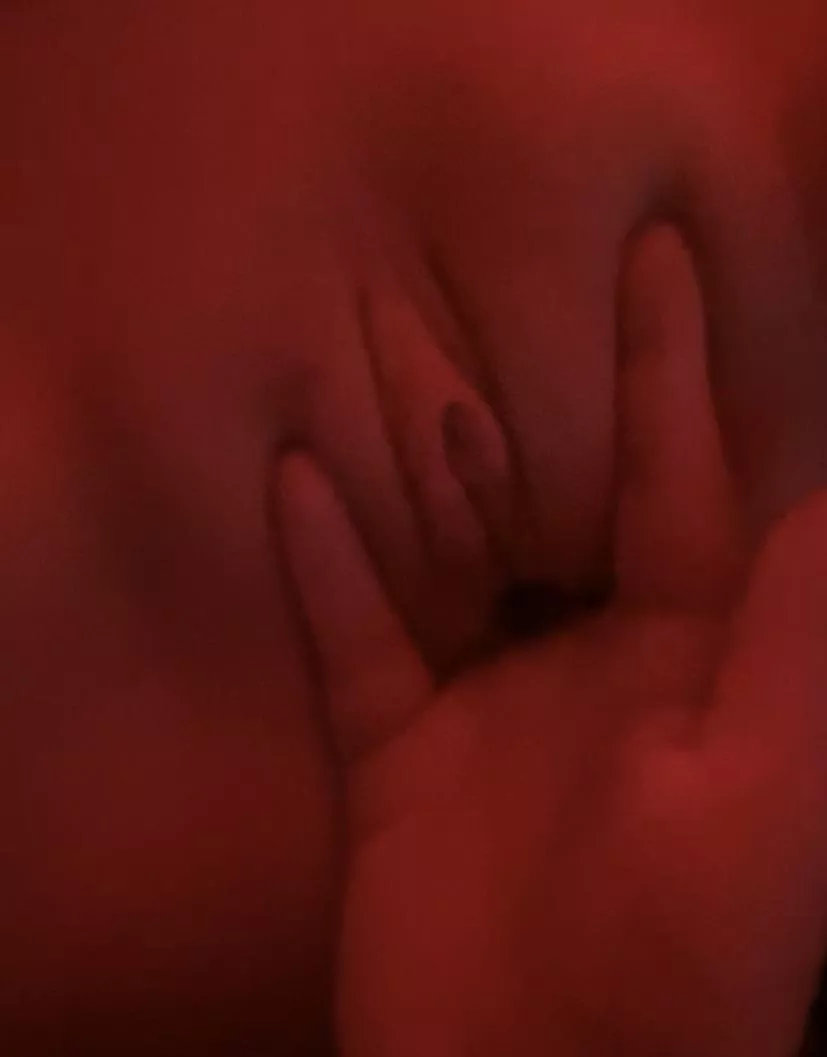 i love fingering her till she’s shaking 🙈💦 19f 20f