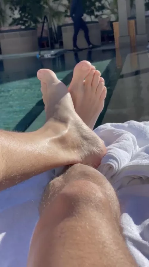 Stinking up the whole pool 😂