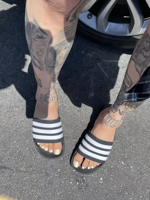 Sunny femboy toes 💕