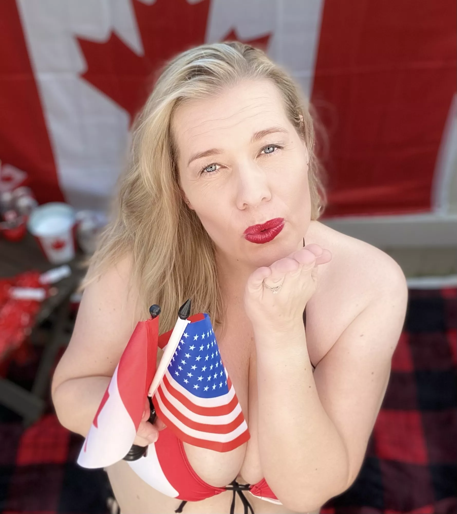 (42) Happy July the 4th from this Canadian milf! 🇺🇸🇨🇦💋