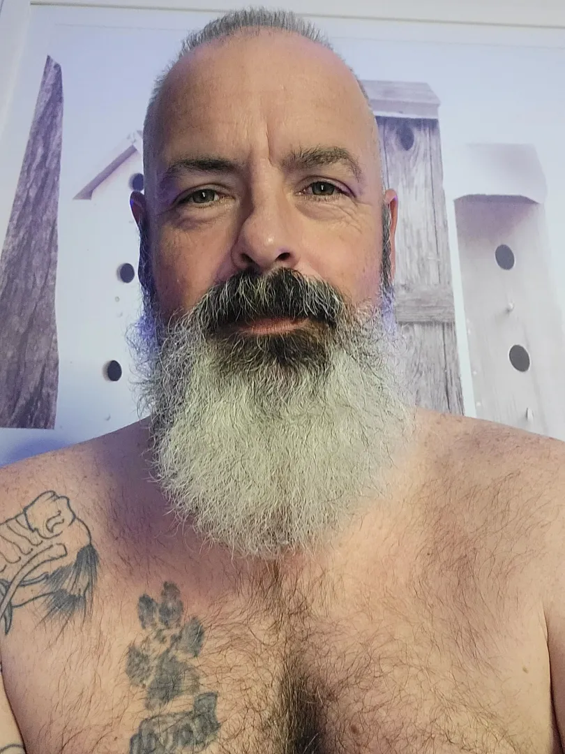 I am going to be live on chaturbate for a few hours Cum visit and say hi. chaturbate.com/vinnythewrench