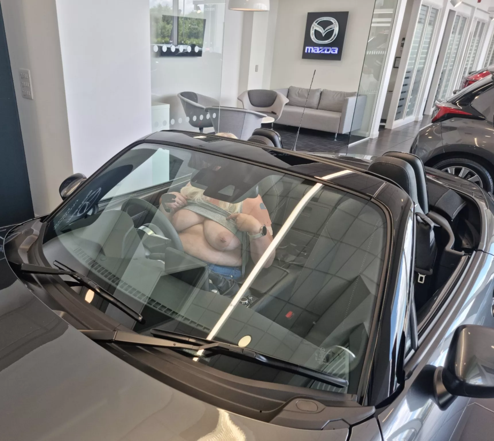[IMAGE] Double Topless at the Showroom (F)😍🥰😘