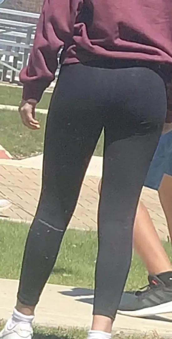 it's a little easier to see my leggings in this one