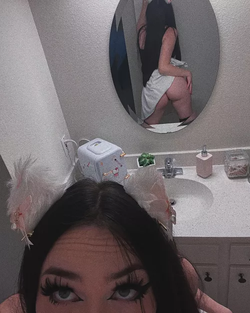 i’m lifting up my skirt so u can come fuck me !