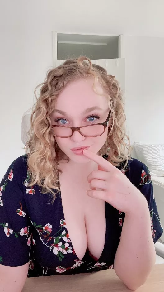 I'm playing Among Us today! Come join me on Discord! ❤️ [Link in comments]