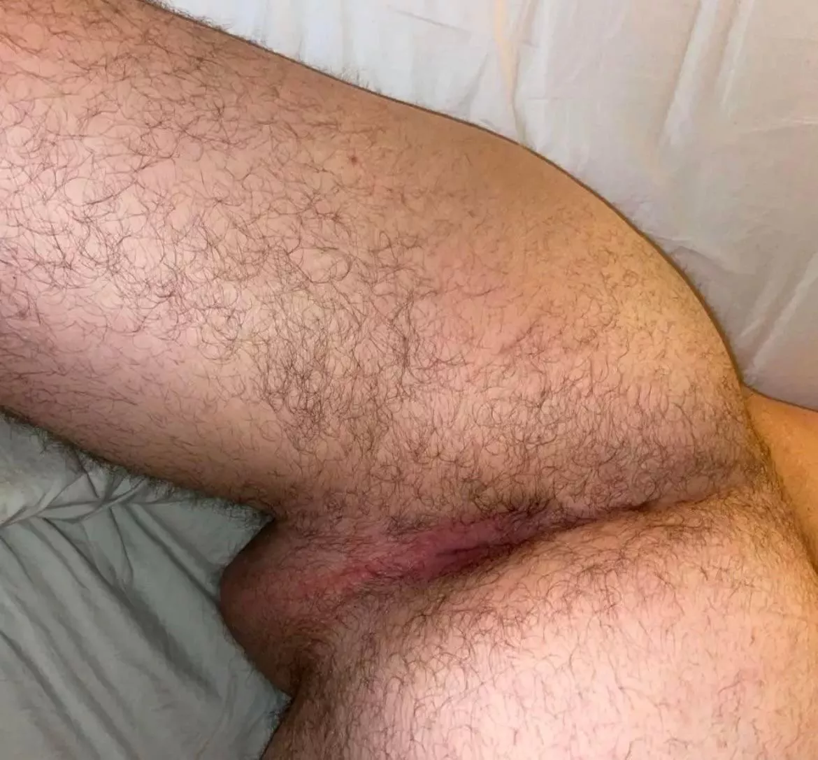 bored and horny at work 😈 come and entertain me in the DMs