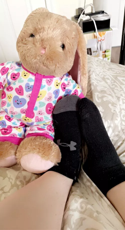 cant believe i’m letting my smelly feet touch my bunny 🤭