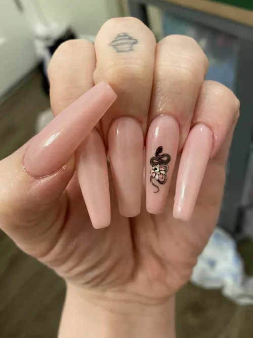 I’m always told by men how nice my hands are 🍒💅🏻