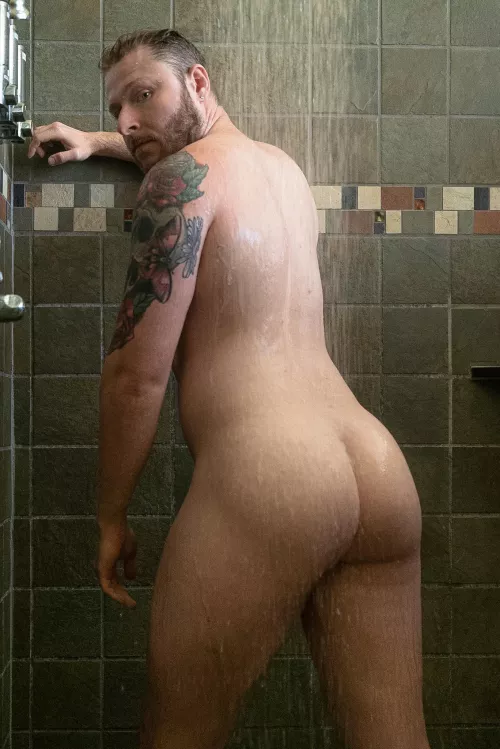 The view from behind 🍑🚿