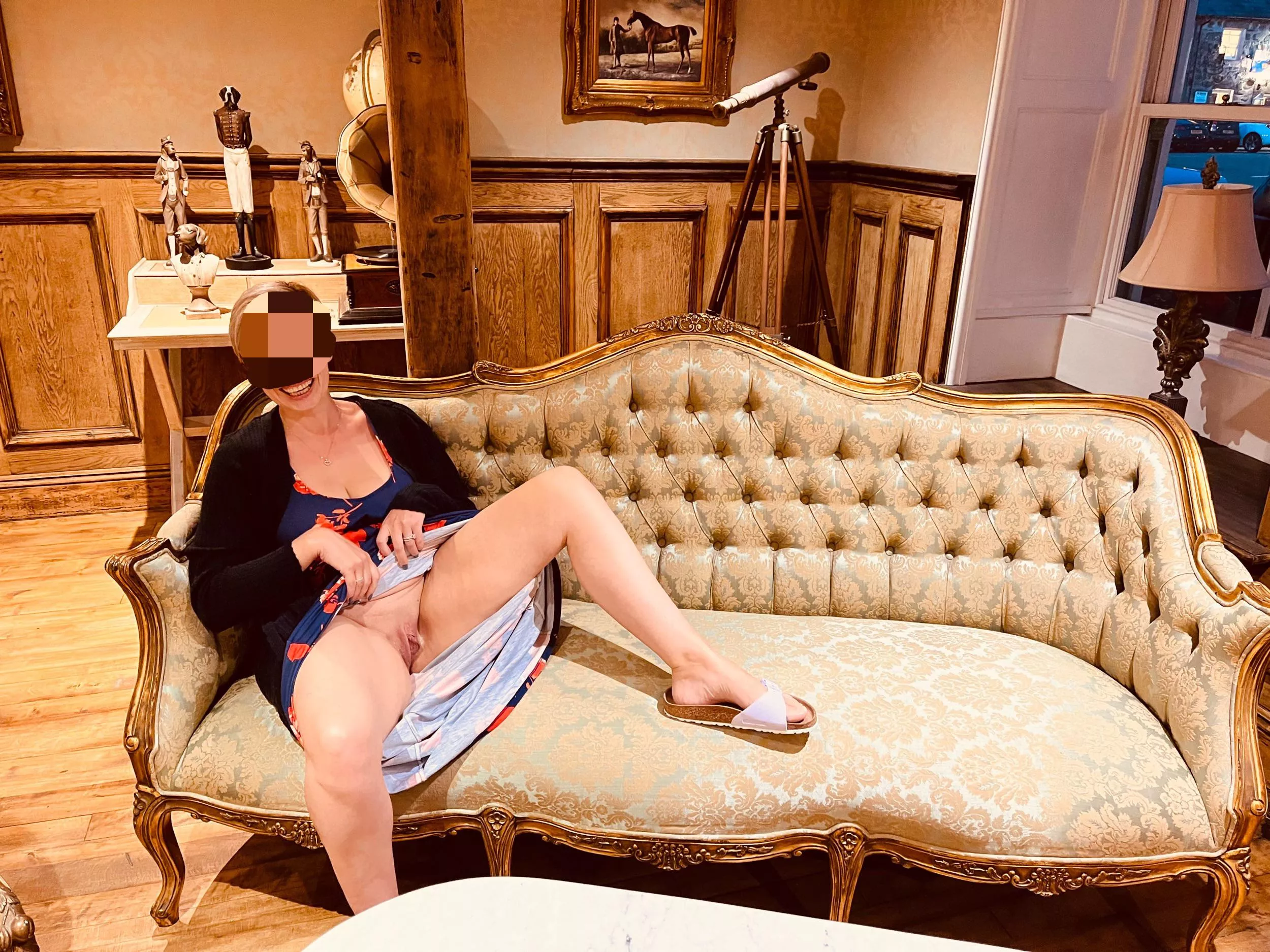 She’s waiting in the hotel lobby with no underwear She’s waiting in the hotel lobby with no underwear