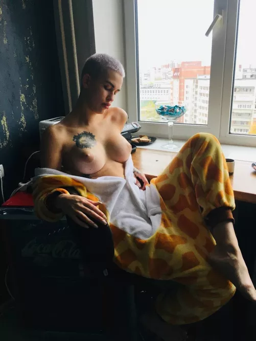 I hope you like short hair girls! you can cum on my hot boobs if you want to daddy :)