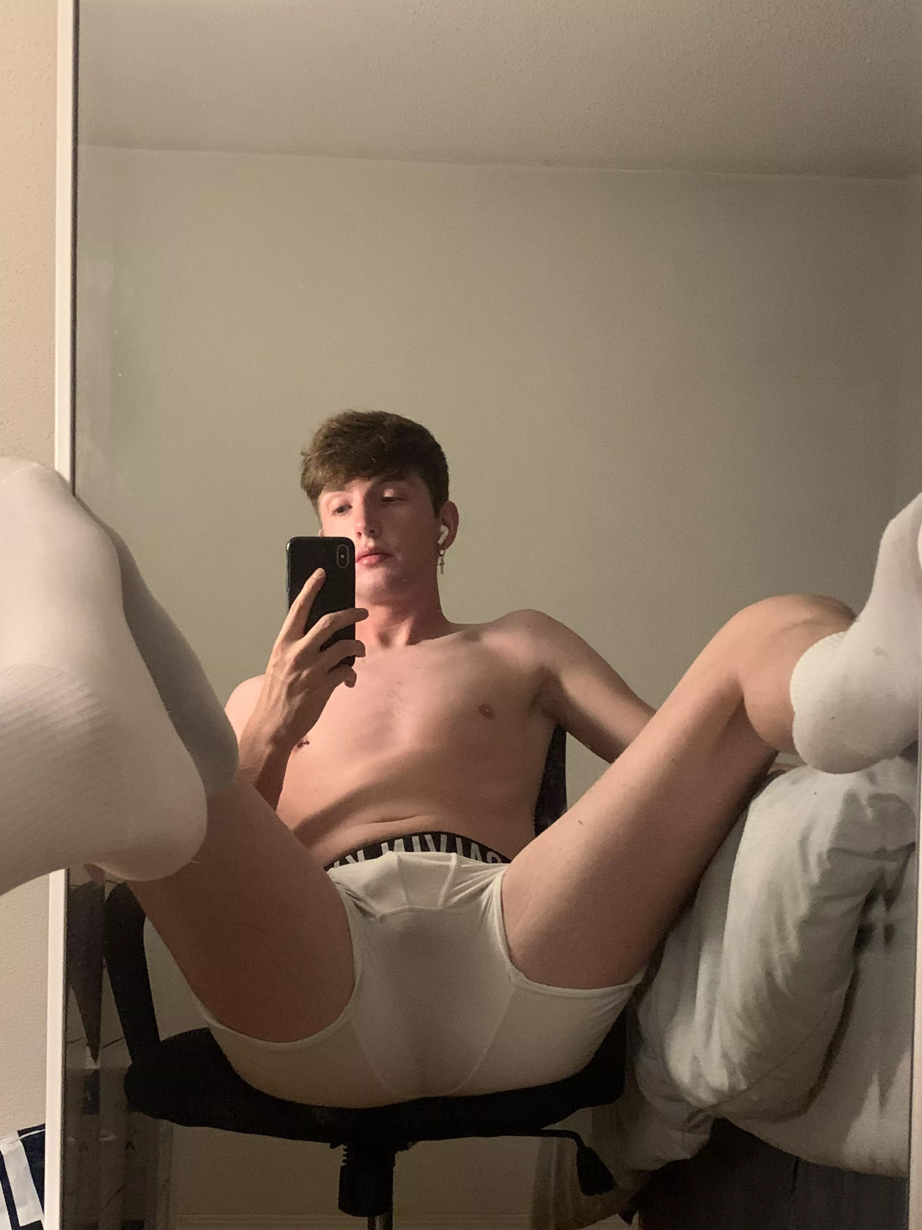 (19) feeling like a hole today 👀