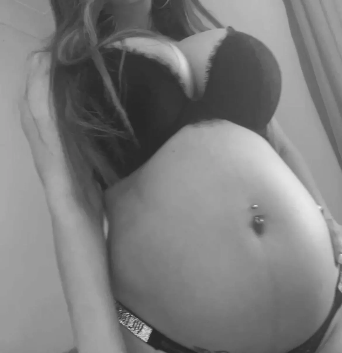 Being pregnant has made me so horny this morning 🍆😈 I would love some hot cum inside me 🤤